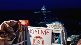 Arızalanan 17 metrelik lüks tekneyi KIYEM ekipleri kurtardı