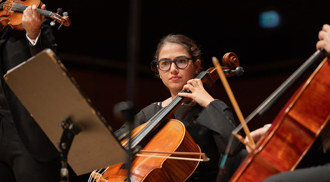 İtalya’da klasik müzik konserlerinde türkü söyleyen kız