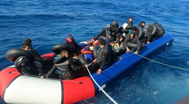 İzmir sularında 5 ‘i çocuk 59 göçmen yakalandı