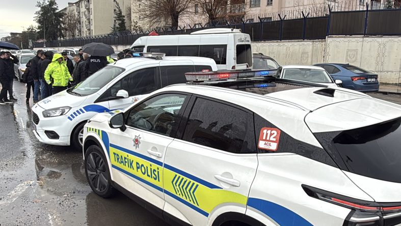 DİYARBAKIR'DA ZİNCİRLEME TRAFİK KAZASI: 4 YARALI