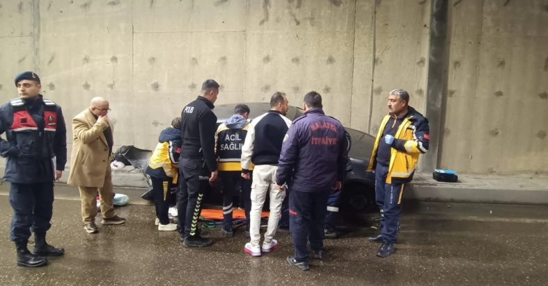 ERKENEK TÜNELİ'NDE KAZA: 3 YARALI