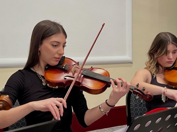 ÖĞRENCİLERDEN 'ÇINARLARA' UNUTULMAZ KONSER