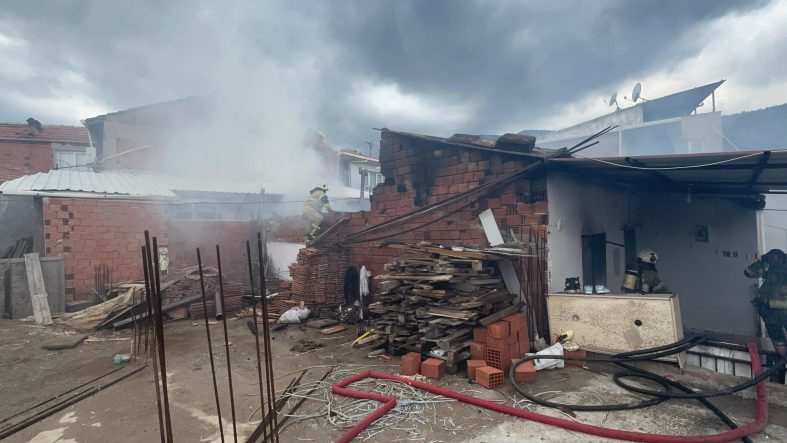 İZMİR'DE TEK KATLI EVDE ÇIKAN YANGIN KORKUTTU
