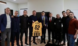 ALİAĞA MASTERLER, ŞAMPİYONLUK KUPASINI BAŞKAN ACAR'A GÖTÜRDÜ