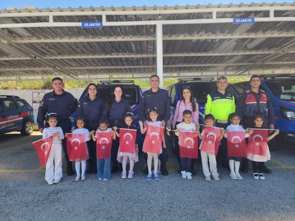 ALİAĞA'DA, MİNİK ÖĞRENCİLER JANDARMAYI YAKINDAN TANIDI