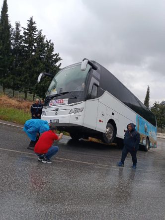 SELÇUK'TA RAMPAYI ÇIKAMAYAN TUR OTOBÜSÜ ŞARAMPOLE KAYDI