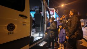 İZMİR'DE YARI BATIK HALDE BULUNAN GÖÇMEN BOTUNDA 1 ÇOCUK HAYATINI KAYBETTİ, 43 KİŞİ KURTARILDI