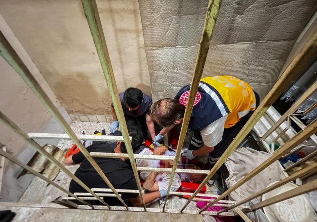 APARTMAN BOŞLUĞUNA DÜŞEN VATANDAŞI İTFAİYE KURTARDI