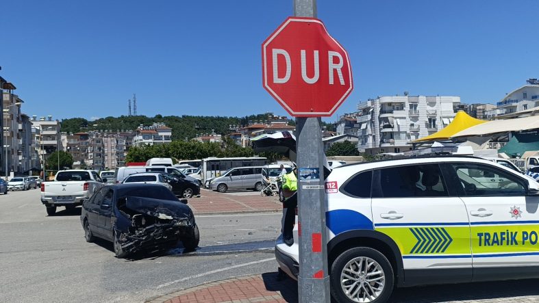 MANAVGAT'TA AŞIRI HIZ KAZA YAPTIRDI: 2 YARALI KAZA ANI GÜVENLİK KAMERASINA YANSIDI